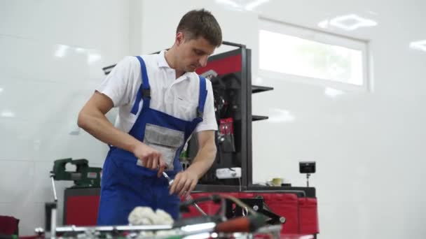 Professional Uses Tools Car Motor Rebuild Focuses Precision Mechanic Assembles — Stock Video