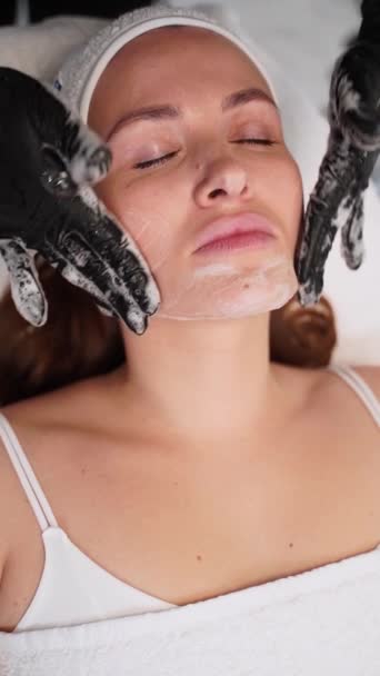 Conservatorul Mănuși Efectuează Terapie Detoxifiere Îmbunătățește Tenul Relaxează Clienții Femeia — Videoclip de stoc