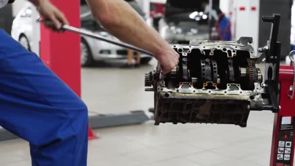 Auto Reparation Professionell Inspekterar Komponenter För Slitage Utför Precisionsunderhåll Uppgifter — Stockvideo