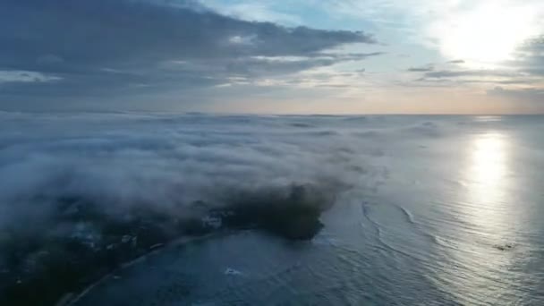 Küstenlinie Trifft Auf Rollende Wolken Seevögel Steigen Auf Luftaufnahmen Des — Stockvideo