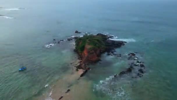 空中滑行圈鹦鹉石密里萨 斯里兰卡 碧绿的海浪冲击着停泊在附近的乡村悬崖峭壁上 从金色的时刻过渡到暮色的时刻 — 图库视频影像