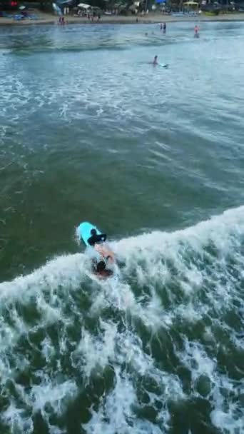 2023 Weligama Beach Sri Lanka Imparare Lezione Surf Remare Fuori — Video Stock