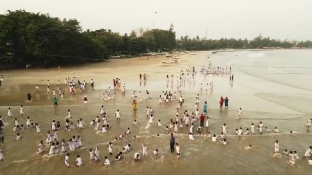 유니폼을 아이들은 즐거운 활동에 바다에 재생합니다 학생들은 파도에 스플래시 청소년 — 비디오