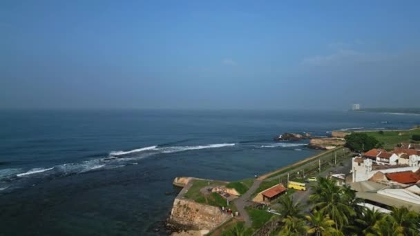 斯里兰卡被大海 棕榈树 红砖屋顶包围的历史据点 加勒堡 海岸线和印度洋的空中景观 建筑主题的无人机镜头 — 图库视频影像