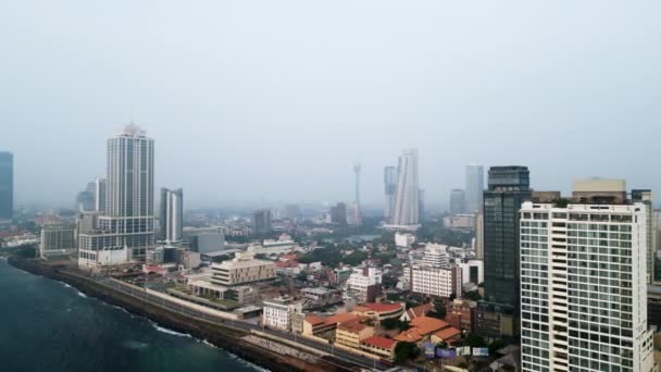 视频陈列柜城市景观 沿海道路 城市规划的建筑 科伦坡天际线的空中景观 展示了斯里兰卡首都的城市密度 摩天大楼 海滨发展 — 图库视频影像