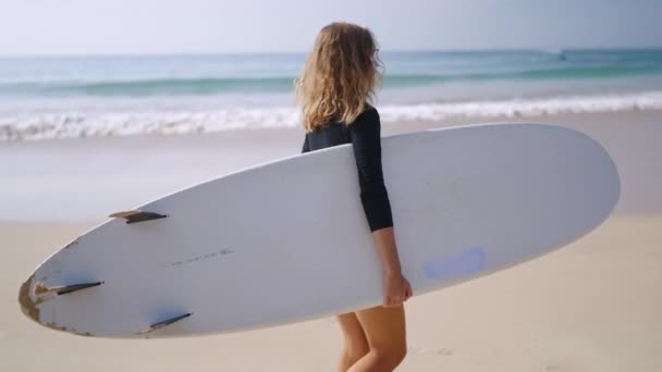 Mujer Surfista Principiante Bikini Sigue Instructor Surf Playa Del Océano — Vídeos de Stock