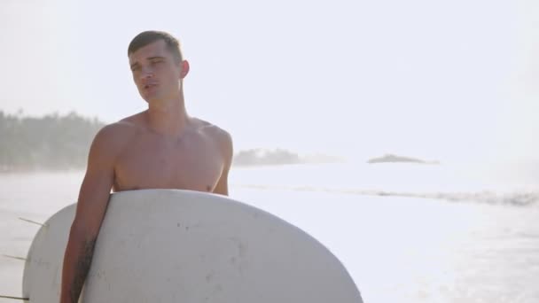 Przystojny Facet Surfuje Nad Morzem Przenosi Się Surfingu Dziewczyną Rozmawia — Wideo stockowe