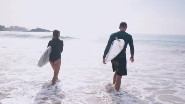 Beginner Surfer Vrouw Bikini Volgt Surf Instructeur Oceaan Strand Surf — Stockvideo