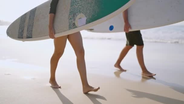Люди Дошками Серфінгу Йдуть Мокрий Пісок Низьким Кутом Зору Серфери — стокове відео