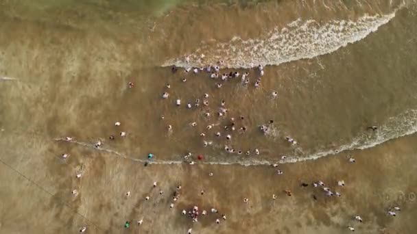 Mládež Užívat Plážové Hry Stříkající Vody Aktivity Pobřeží Oceánu Letecký — Stock video