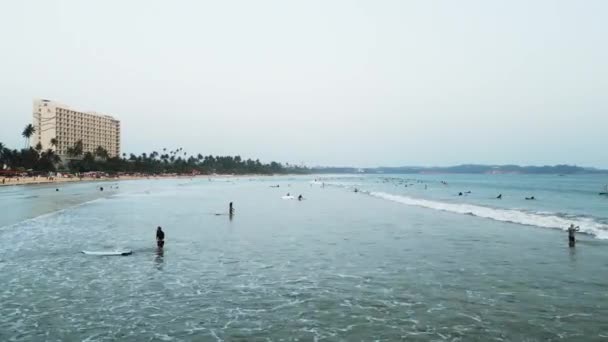Zatłoczona Scena Plażowa Uczniami Profesjonaliści Poruszający Się Nawałnicami Miłośnicy Surfingu — Wideo stockowe