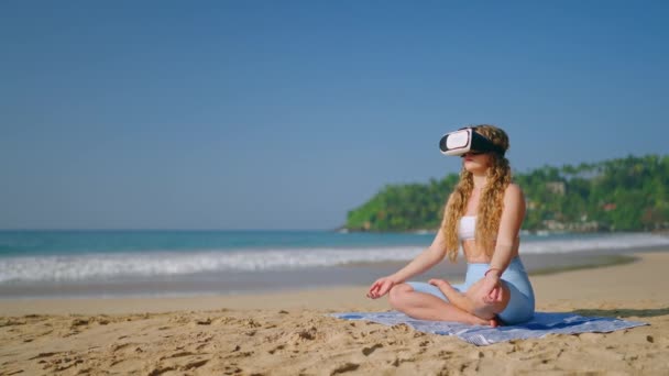 Virtuelle Rückzugserfahrung Praktiziert Achtsamkeit Meer Frau Yoga Pose Meditiert Mit — Stockvideo