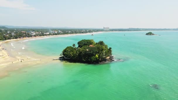 Luchtfoto Van Eiland Serene Oceaan Lagune Tropisch Gebladerte Rondom Villa — Stockvideo
