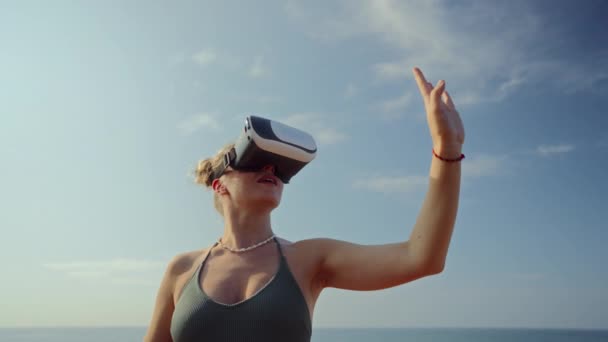 Coastscape Surrounds She Gestures Explores Digital Realm Enjoys Immersive Simulation — Stock Video