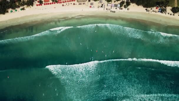 Thrill Pencari Naik Membengkak Menampilkan Keterampilan Tengah Tengah Busa Laut — Stok Video