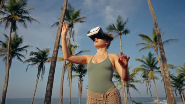 제스처는 디지털 고요한 혁신적인 탐험으로 해변과의 인터페이스를 제어합니다 여자는 바다에 — 비디오
