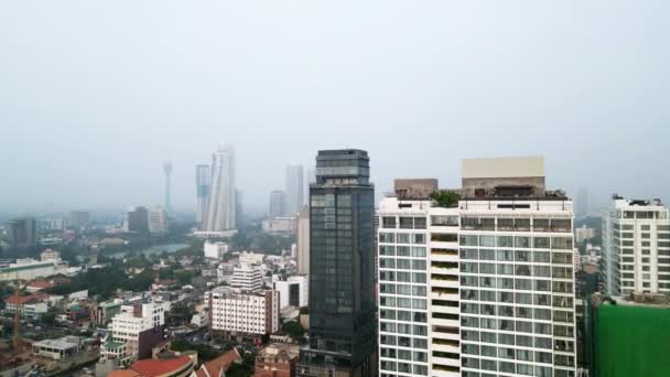 不動産 経済開発 航空写真 都市計画のためのビデオコンテンツ タワーの高層ビル 都市景観 霧天を示すコロンボススカイラインの空中ビュー — ストック動画