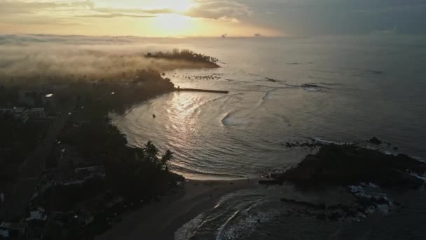Świt Światła Oświetla Morze Brzeg Chmury Widok Powietrza Mglistą Tropikalną — Wideo stockowe