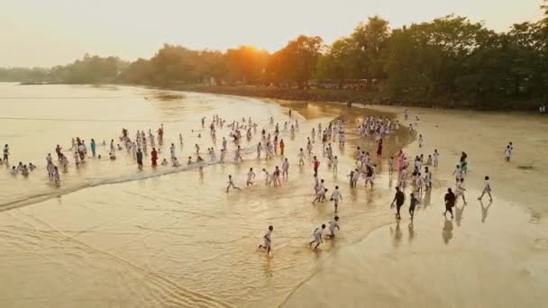 Freudige Kinder Genießen Das Meer Während Des Sommercamps Und Schaffen — Stockvideo