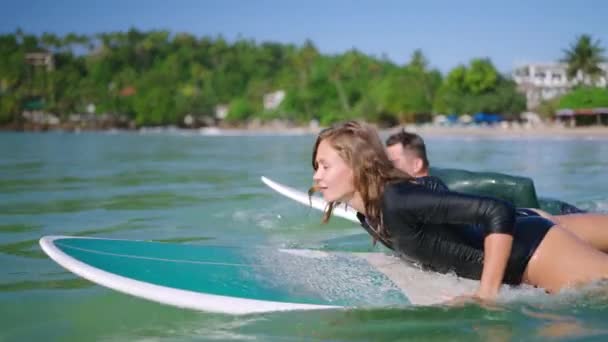Surfaři Plavkách Pádlují Surfu Muž Žena Plavkách Plavat Lineup Ležící — Stock video