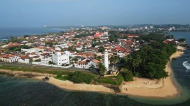İnsansız hava aracı görüntüsü Galle Fort kıyı şeridi koloni binaları palmiye ağaçları Sri Lanka tarihi mimarisi tropikal plaj turizm merkezi havadan çekimler sinematik seyahat içeriği