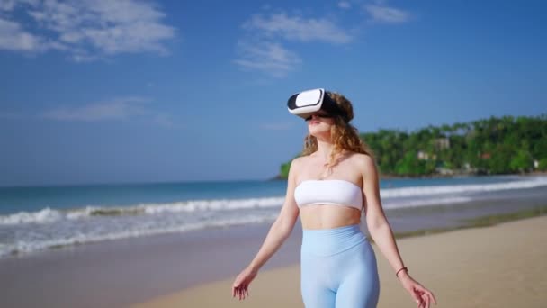 Інтерактивні Технології Поєднують Собі Реальність Ігри Жінка Гарнітурі Досліджує Віртуальний — стокове відео