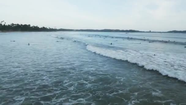 Luchtfoto Van Overvolle Zee Met Mensen Die Wachten Peddelen Golven — Stockvideo