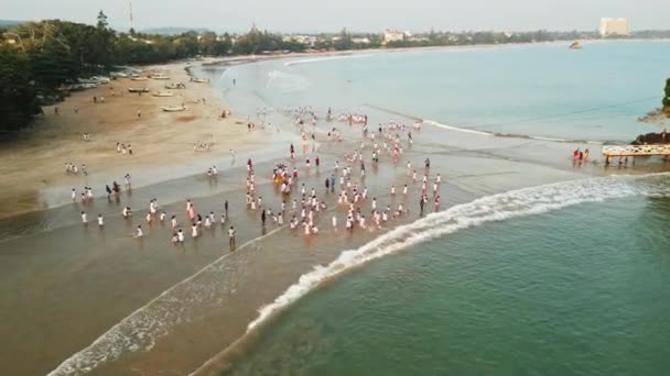 Грайливі Діти Насолоджуються Літнім Табором Пляжі Весело Розмиваючись Ніжними Хвилями — стокове відео