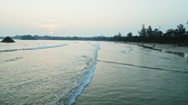 Undele Plajă Apus Rostogolesc Ușor Țărm Apus Soare Liniștit Coasta — Videoclip de stoc