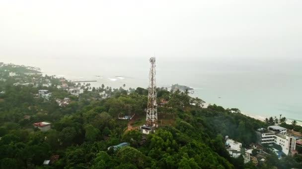 Pandangan Udara Menangkap Tiang Komunikasi Yang Menjulang Tinggi Atas Pulau — Stok Video