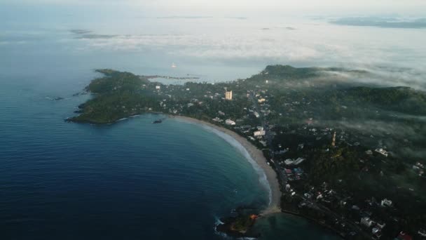 Hava Görüntüsü Sislerle Kaplı Adanın Üzerinde Gün Doğumunu Bereketli Tropikal — Stok video