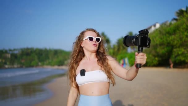 Günışığı Sahili Seyircilerle Içe Moda Düşkünü Kadın Video Kaydedicisi Plaj — Stok video
