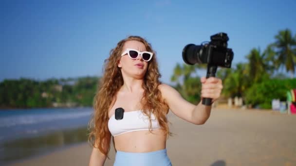 Kadın Blogcu Manzaralı Sahili Yakalıyor Görüşlerini Paylaşıyor Güneşli Tropikal Bölgelerde — Stok video