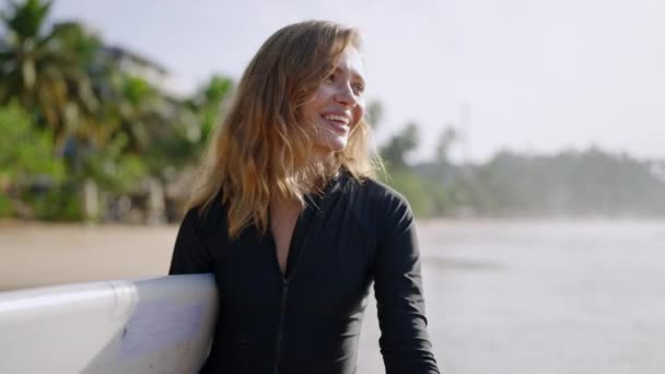 Chica Surfista Feliz Traje Baño Caminando Largo Playa Llevando Tabla — Vídeo de stock