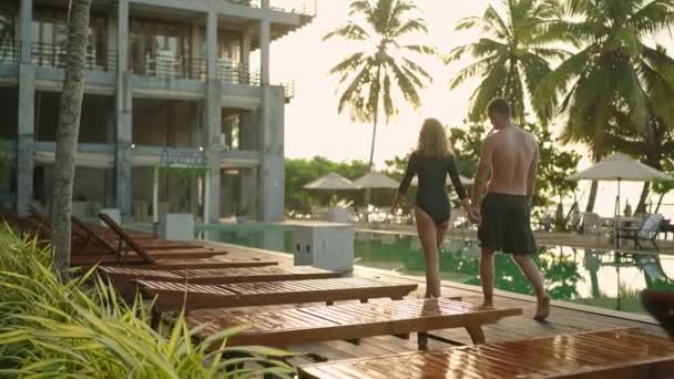 Jong Stel Zwemkleding Wandelen Langs Zwembad Van Luxe Resort Hotel — Stockvideo