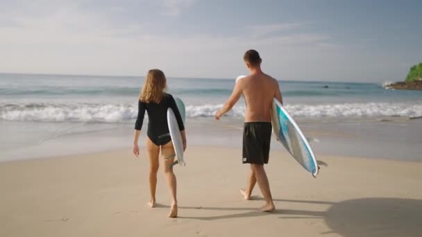 Atletický Fit Muž Štíhlá Žena Chodí Pláži Oceánu Nosí Surfovací — Stock video