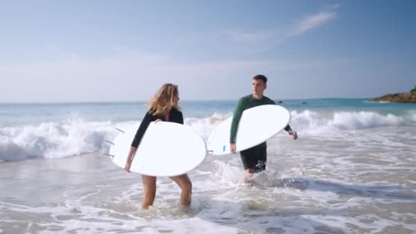 Счастливые Серфингисты Влюблены Выходя Океанских Волн Удовлетворенными Своей Сессией Серфинга — стоковое видео