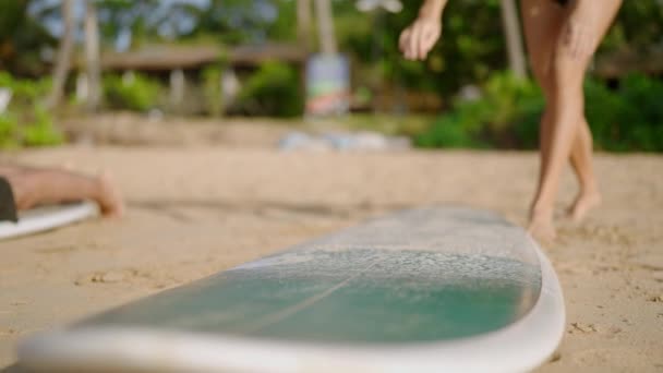 Nybörjare Surfare Kvinna Tar Surf Lektion Lägret Reträtt Smal Blond — Stockvideo