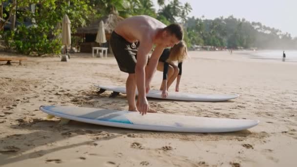 Gezginler Kumlu Sahilde Sörf Tahtalarını Alıp Suya Doğru Giderler Erkek — Stok video