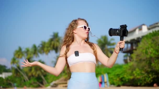 Kadın Blog Yazarı Deniz Manzarası Güneşli Sahillerde Takipçiler Için Ipuçları — Stok video