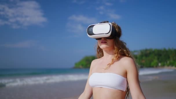 Dalgalar Yavaşça Kıyıya Vurur Dijital Dünyayı Tecrübe Eder Beyaz Elbiseli — Stok video