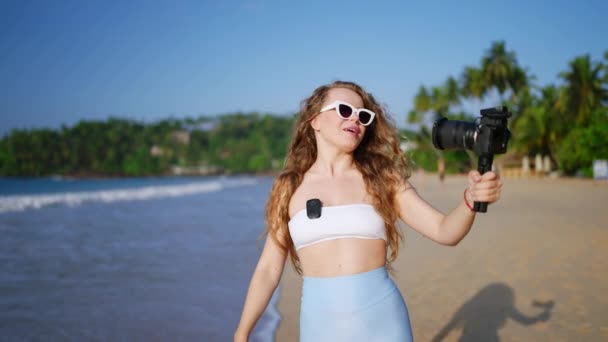 Viagens Influenciador Filmes Praia Vlog Usando Câmera Profissional Microfone Lav — Vídeo de Stock