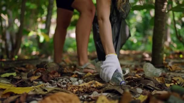 Gönüllü Yemyeşil Ormanlarda Plastik Şişe Topluyor Kirliliği Temizliyor Aktif Dişi — Stok video