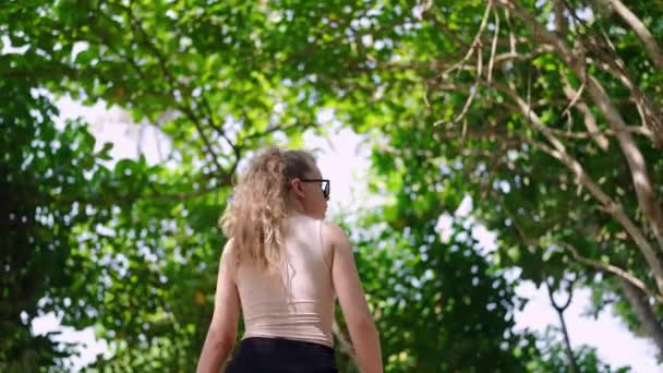 Femeia Tânără Activă Colectează Gunoi Într Sac Gunoi Din Pădure — Videoclip de stoc