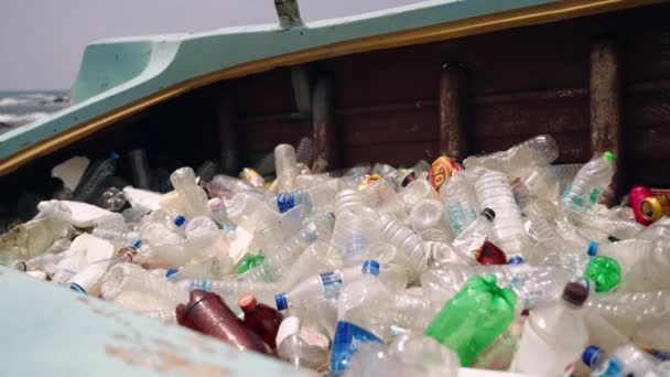 Wyrzucone Butelki Bałagan Opuszczony Statek Plaża Tło Problem Śmieci Morskich — Wideo stockowe