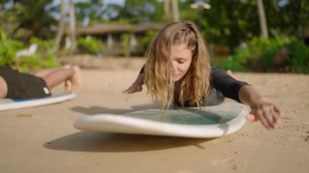 Atletická Postava Žena Muž Učí Pádlovat Vstát Dostat Surf Udržet — Stock video