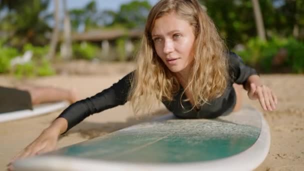 Pemula Surfer Perempuan Mengambil Pelajaran Surfing Kamp Mundur Wanita Pirang — Stok Video