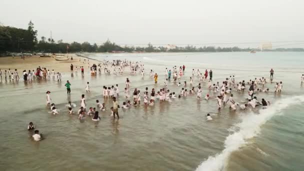Χαρούμενοι Μαθητές Άσπρες Στολές Βουτούν Ρηχά Κύματα Του Ωκεανού Σούρουπο — Αρχείο Βίντεο