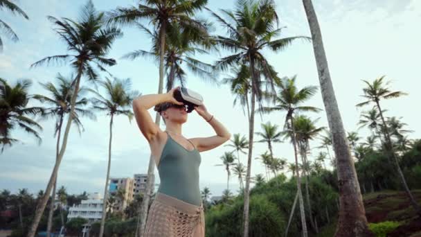 Sanal Çevreyi Tecrübe Ederek Elini Uzatıyor Tropik Cennete Daldırıyor Kadın — Stok video