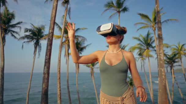 Disfruta Tecnología Inmersiva Relaja Por Océano Toca Interfaz Virtual Mujer — Vídeo de stock